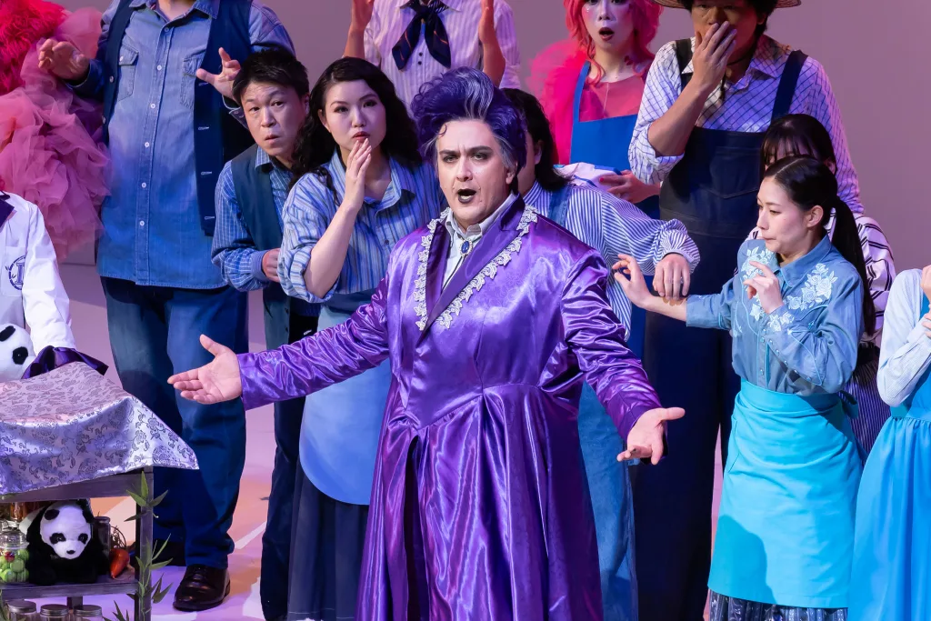 マジシャンのような紫色の衣装のドゥルカマーラを演じるセルジオ・ヴィターレ　撮影：藤本崇