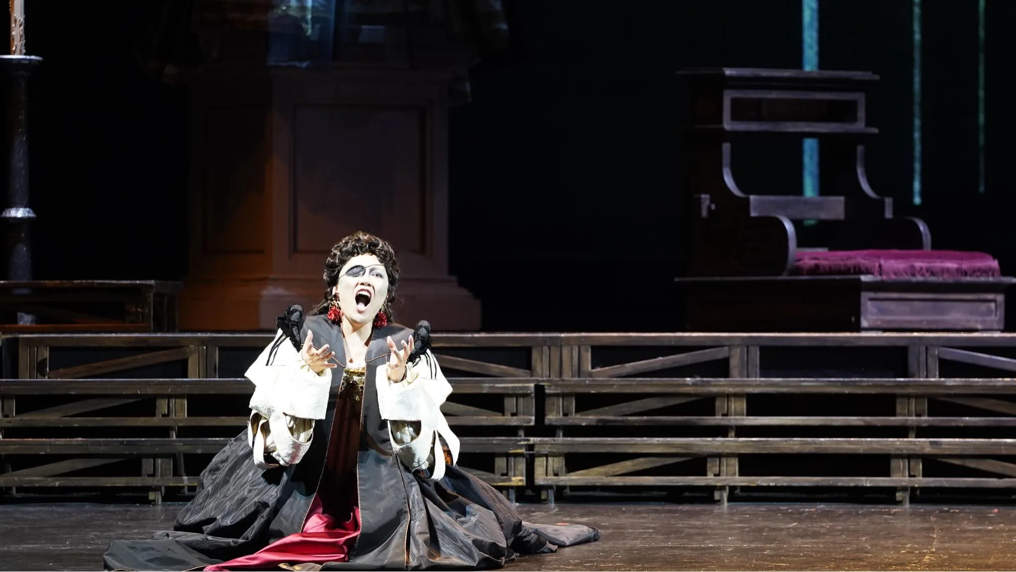 第3幕でアリアを熱唱するエボリ（加藤）