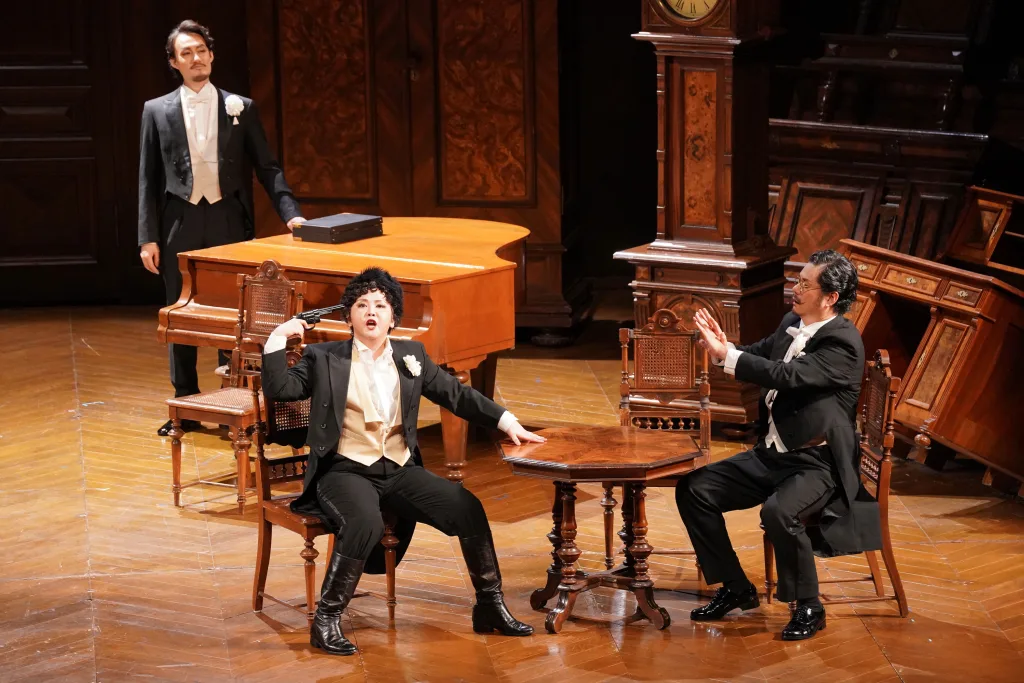 左からファルケ役の黒田祐貴、オルロフスキー役の一條翠葉、アイゼンシュタイン役の大沼　写真提供：公益財団法人東京二期会　撮影：寺司正彦