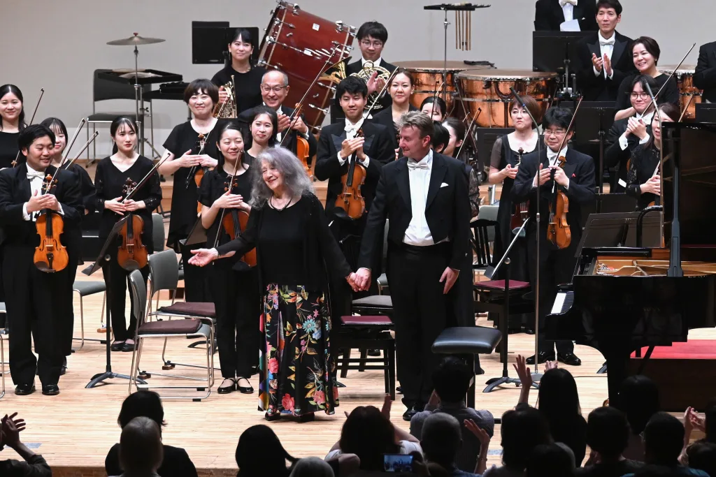 広響平和音楽大使として同響との共演を重ねるマルタ・アルゲリッチ（中央左） 提供：広島交響楽団