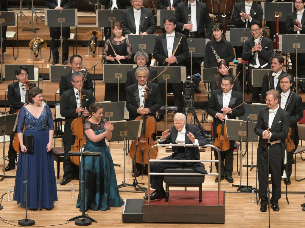 N響の10月全定期公演で指揮を担い、名演を響かせたブロムシュテット（中央）　写真提供：NHK交響楽団