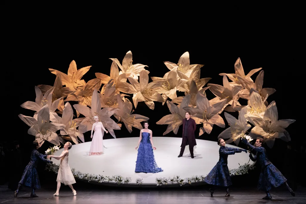 初演時も好評を博した勅使川原三郎演出の「オルフェオとエウリディーチェ」＝2022年公演より　(C)堀田力丸