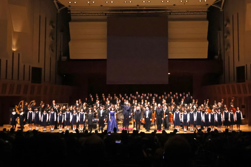 二期会合唱団が好演し、NHK東京児童合唱団も美しい歌声を聴かせた　写真提供：公益財団法人東京二期会　撮影：堀衛