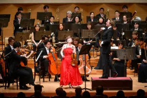 東京交響楽団の名誉コンサートマスターである大谷康子のデビュー50周年を記念する定期演奏会。指揮者を務めたのは、24歳のフィンランド系英国人ロス・ジェイミー・コリンズ ©N.Ikegami/TSO