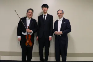 N響定期に初登場したショパン国際ピアノコンクールの優勝者エリック・ルー(中央)と指揮のファビオ・ルイージ(右)、コンサートマスター川崎洋介 写真提供=NHK交響楽団