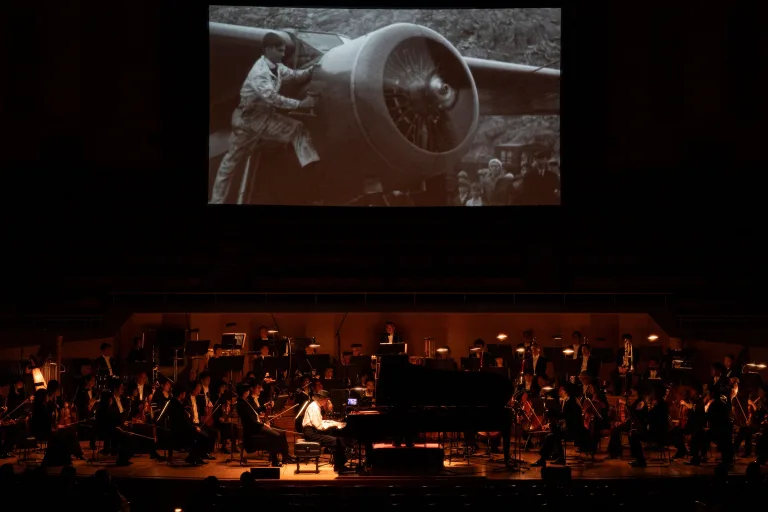 NHK制作のドキュメンタリー番組「映像の世紀」と「新・映像の世紀」から、新たに編集された映像とともに加古隆作曲の番組音楽が生演奏された　撮影：堀田力丸