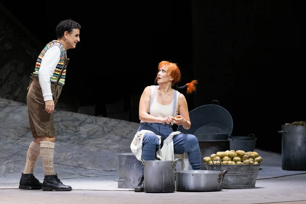 「連隊の娘」より、トニオ（フローレス）とマリー（フックス） (C)Brescia e Amisano / Teatro alla Scala