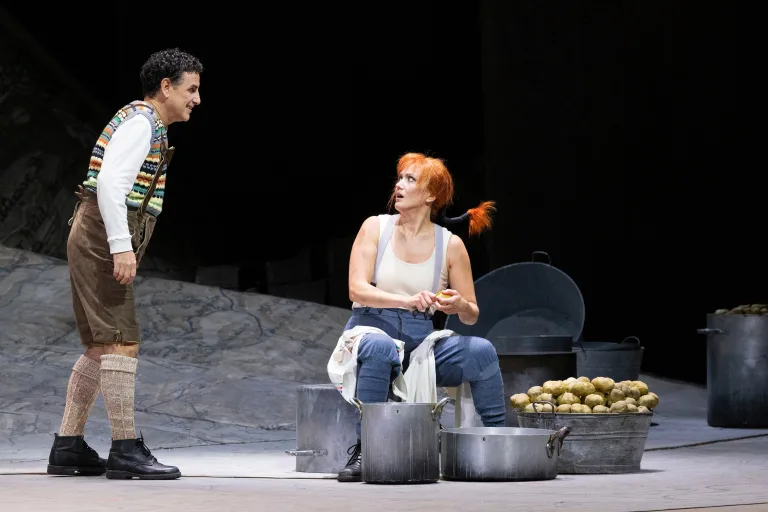 「連隊の娘」より、トニオ（フローレス）とマリー（フックス） (C)Brescia e Amisano / Teatro alla Scala