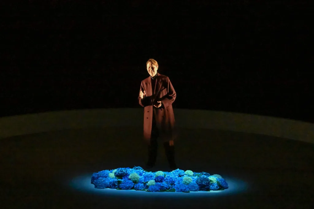 オルフェオ役のサラ・ミンガルド　撮影：阿部章仁　提供：新国立劇場