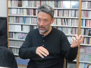 日本フィルとのニューイヤープログラムの意図を説明するヴィルフリート・和樹・ヘーデンボルク