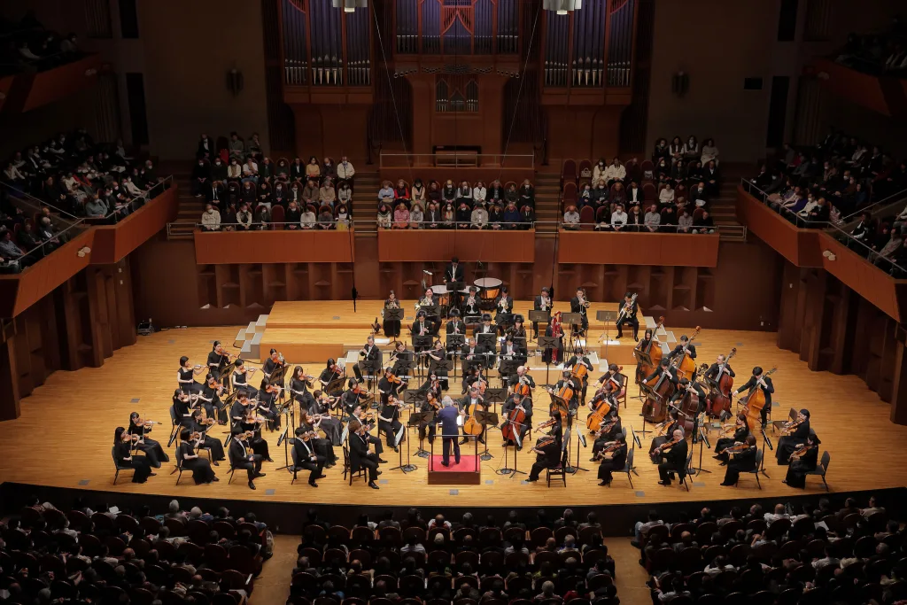 尾高はそれぞれの楽器の絶妙なバランスをとって雄弁に音楽を進めた　©飯島隆