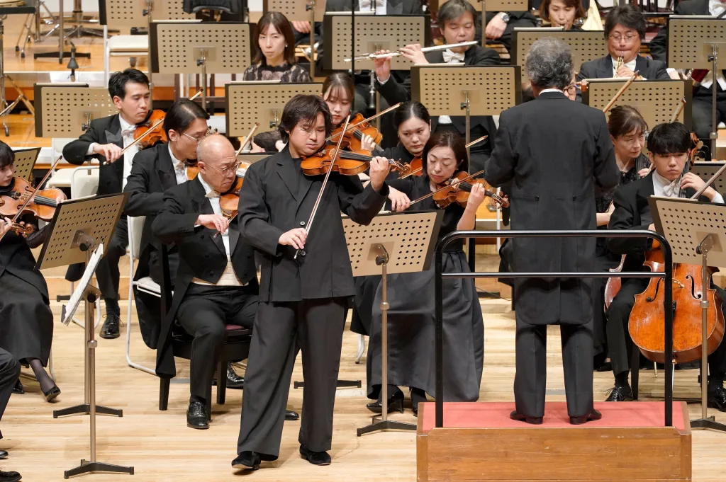 チャイコフスキーのヴァイオリン協奏曲。独奏の三浦文彰は、艶やかで豊潤なソロを聴かせた　提供:東京都交響楽団（c）堀田力丸