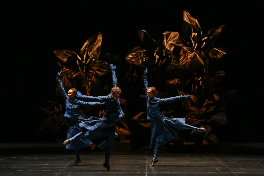 ダンサーたちの動きやダンスがすばらしかった。左からオフィーリア・ヤング、ハビエル・アラ・サウコ、アレクサンドル・リアブコ　撮影：阿部章仁　提供：新国立劇場