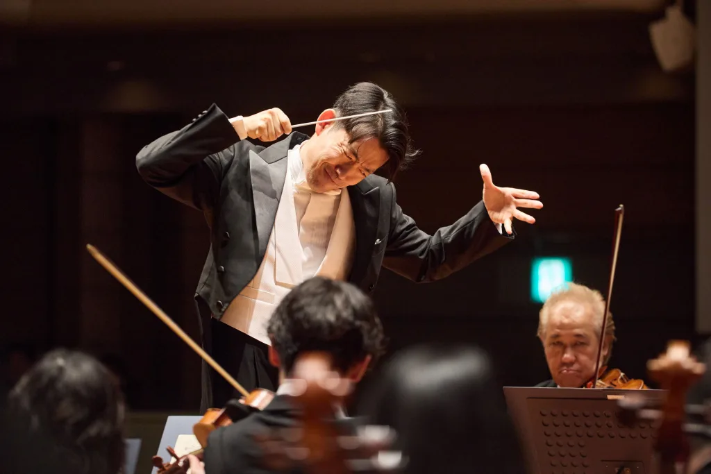 オーケストラと一体となって熱演を繰り広げた角田鋼亮　撮影＝上野隆文／提供＝東京フィルハーモニー交響楽団