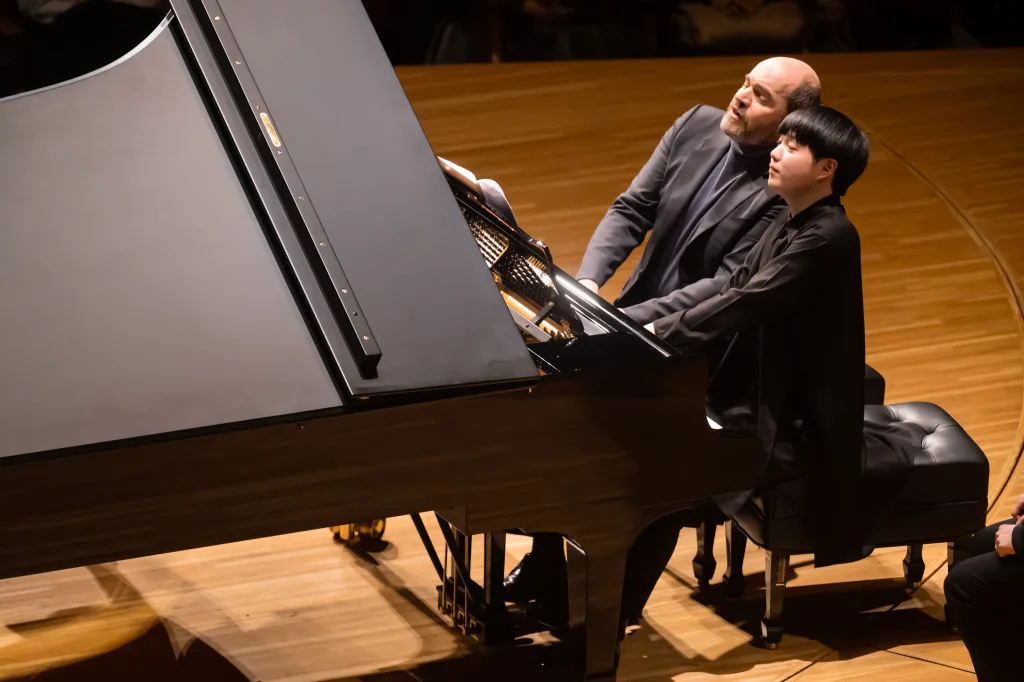 シューベルトの創作主題による8つの変奏曲を1台のピアノで連弾　©池上直哉