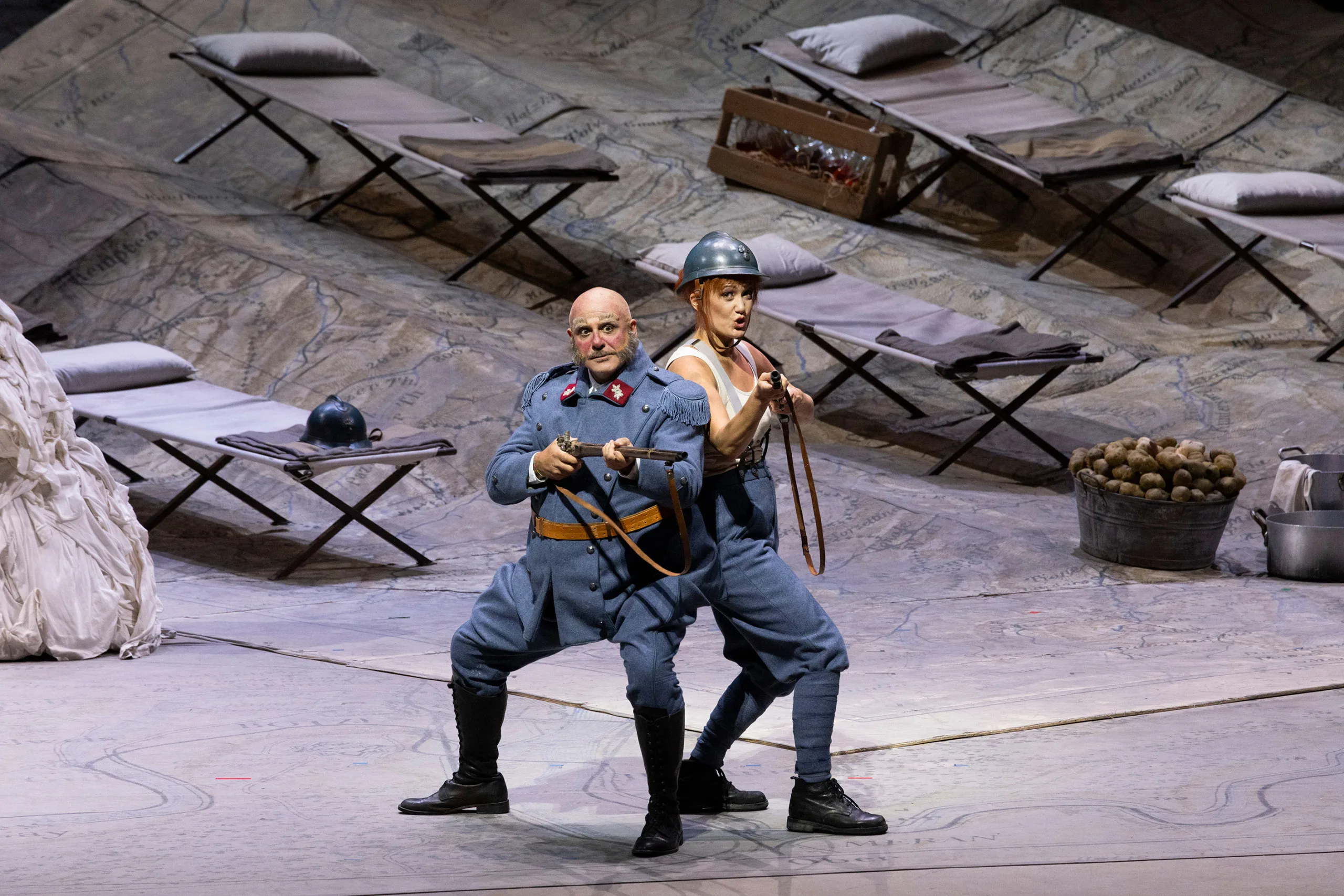 シュルピス（スパニョーリ）とマリー（フックス） (C)Brescia e Amisano / Teatro alla Scala