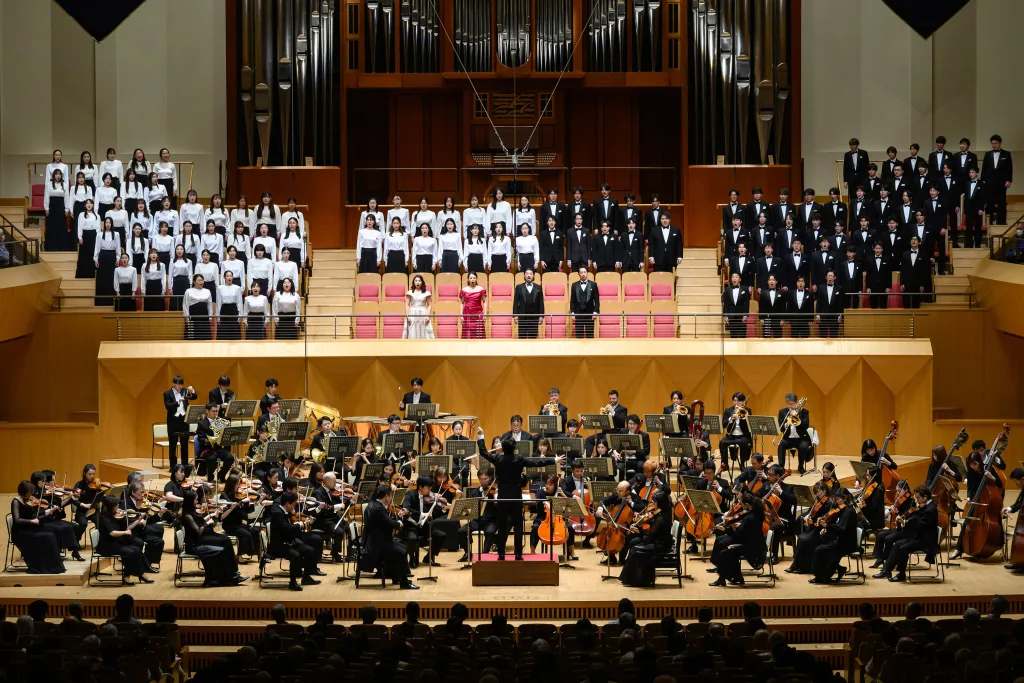 合唱は1973年に創立され、日フィルとの数々の共演歴がある日本フィルハーモニー協会合唱団＝写真は12月13日 横浜みなとみらいホール　 (C)藤本史昭