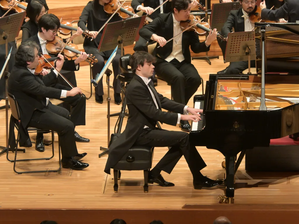 フランクの交響的変奏曲でソリストを務めたイスラエル出身の若手ピアニスト、トム・ボロー　写真提供：NHK交響楽団