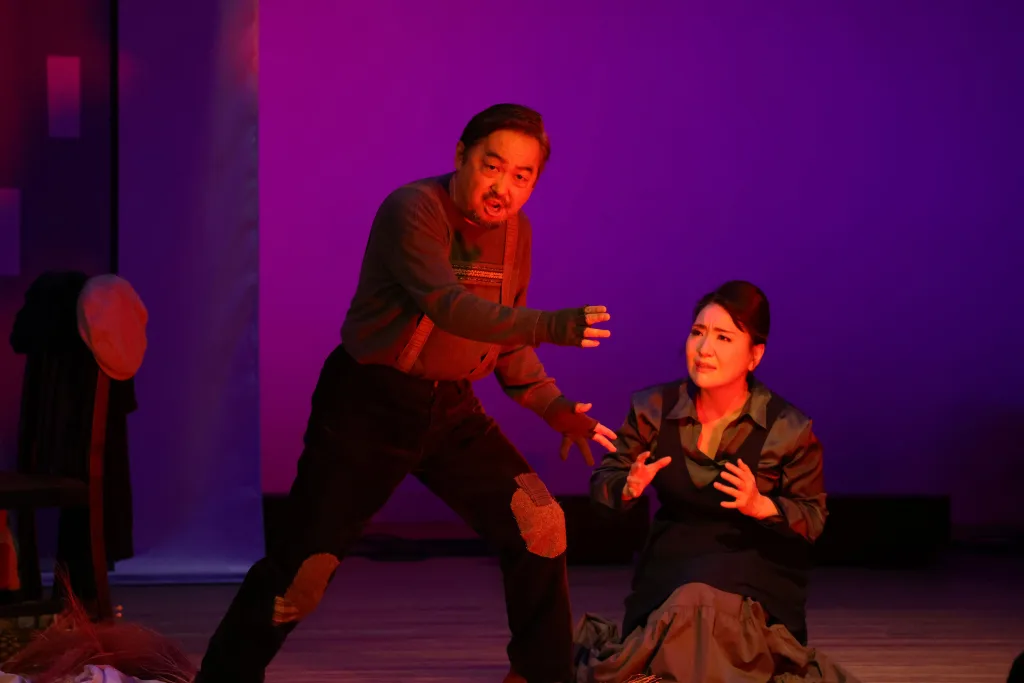 お母さん役の高橋華子（右）とお父さん役の吉川健一（左）　©清水裕