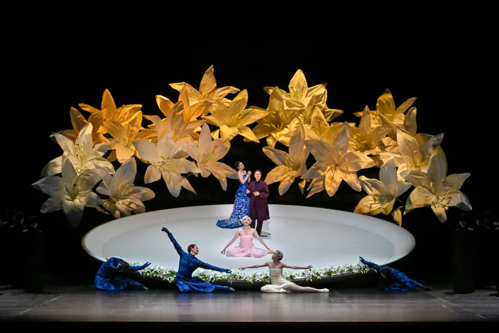 グルックが目指した音楽と劇の合一性の一つのありようが示された舞台だった　撮影：阿部章仁　提供：新国立劇場