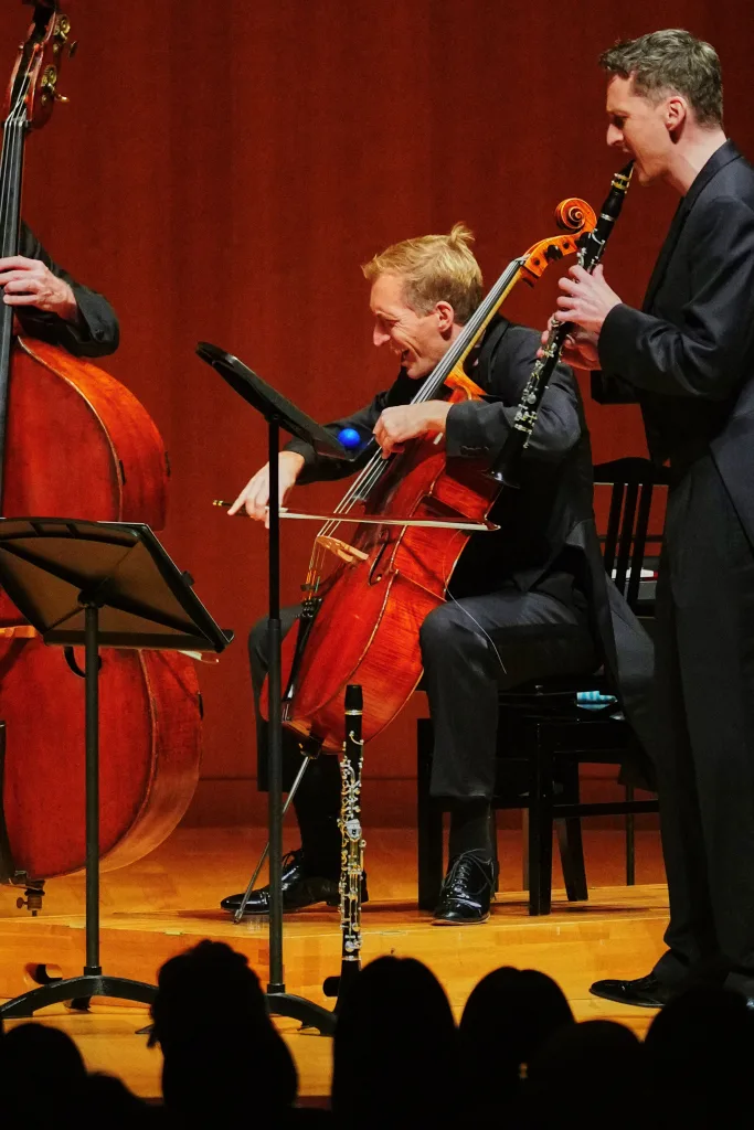 編曲を手掛けるチェロのシュテファン・コンツが、おしゃれなワルツを奏でた　(c)Fumito