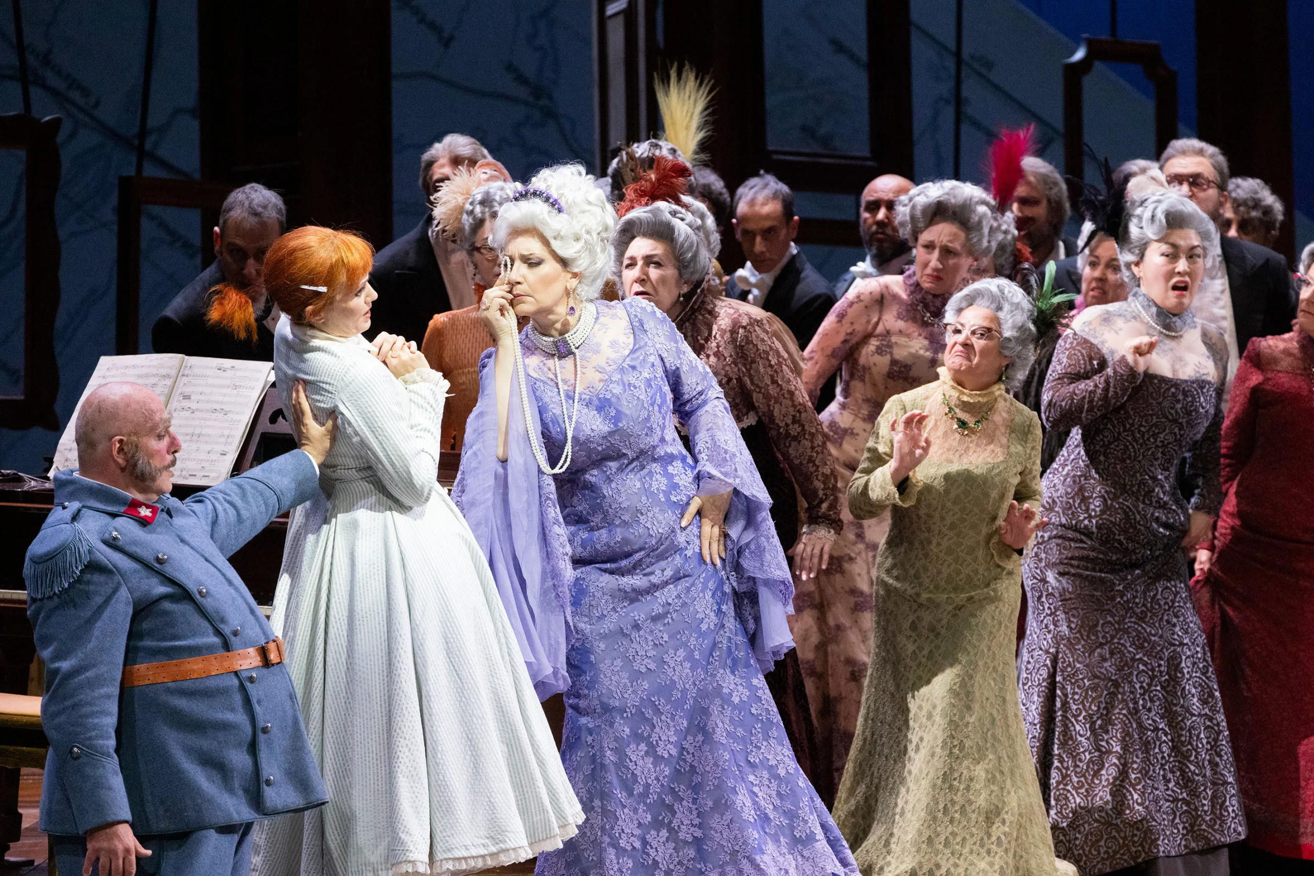 中央はクラーケントルプ公爵夫人に扮するフリットリ　(C)Brescia e Amisano / Teatro alla Scala