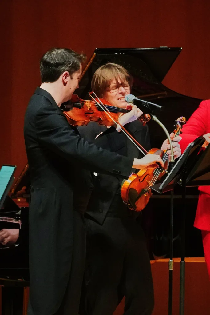 「Babarababa」では、ギュルトラーがヴォーカルを披露し、多才ぶりを発揮した　(c)Fumito