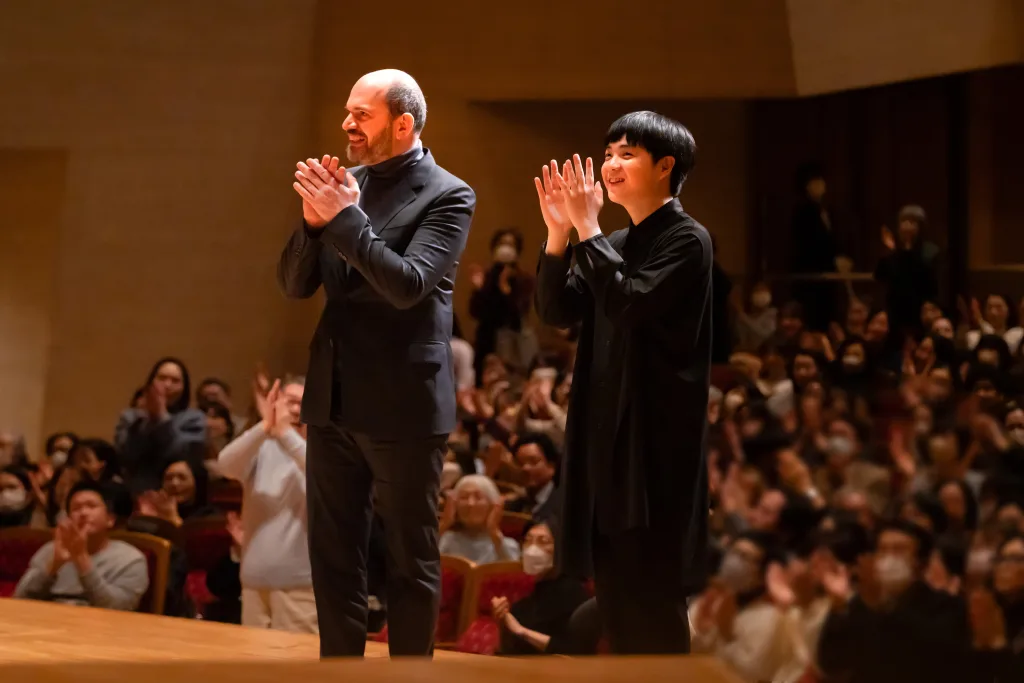 盛大な喝采に応えたゲルシュタインと藤田　©池上直哉