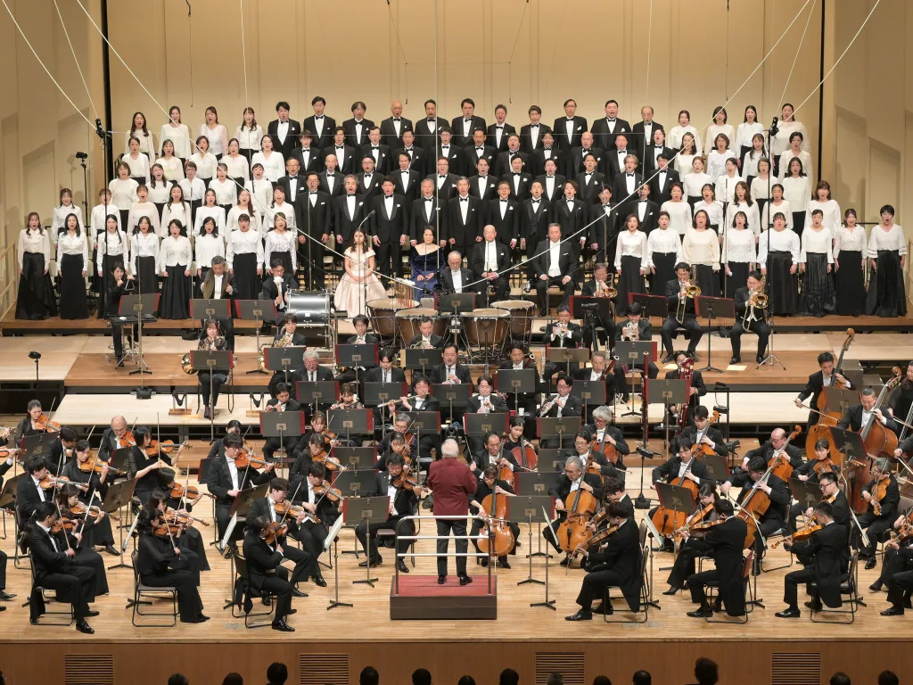 合唱は男声を中央に配置　写真提供：NHK交響楽団