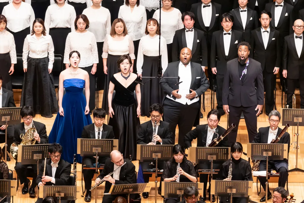 ベルリン州立歌劇場の専属歌手を経て活躍するシヤボンガ・マクンゴ（右から2人目）ほかソリスト陣＝写真は12月20日 東京芸術劇場　(C)読売日本交響楽団 撮影＝藤本崇