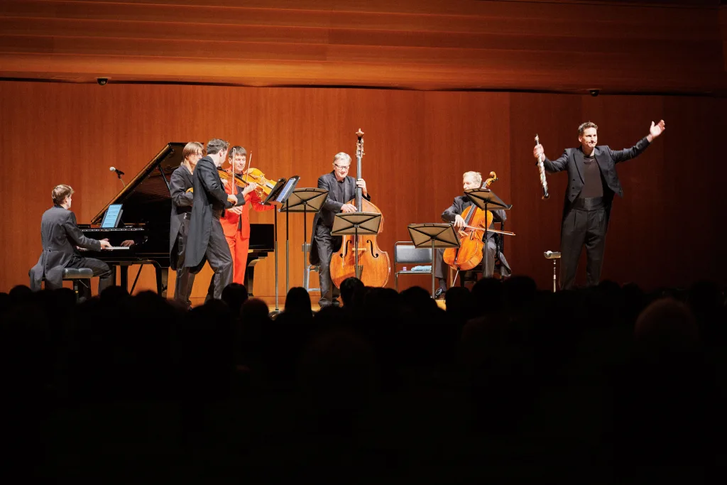 客席の手拍子も交えた盛大なエンディングで会場は大盛り上がり　(c)Fumito