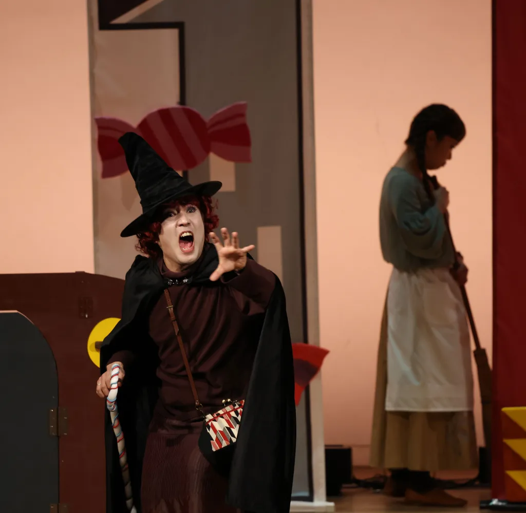 魔女役の澤武は、魔女になりきったアクの強い声で強い存在感を示した　©清水裕