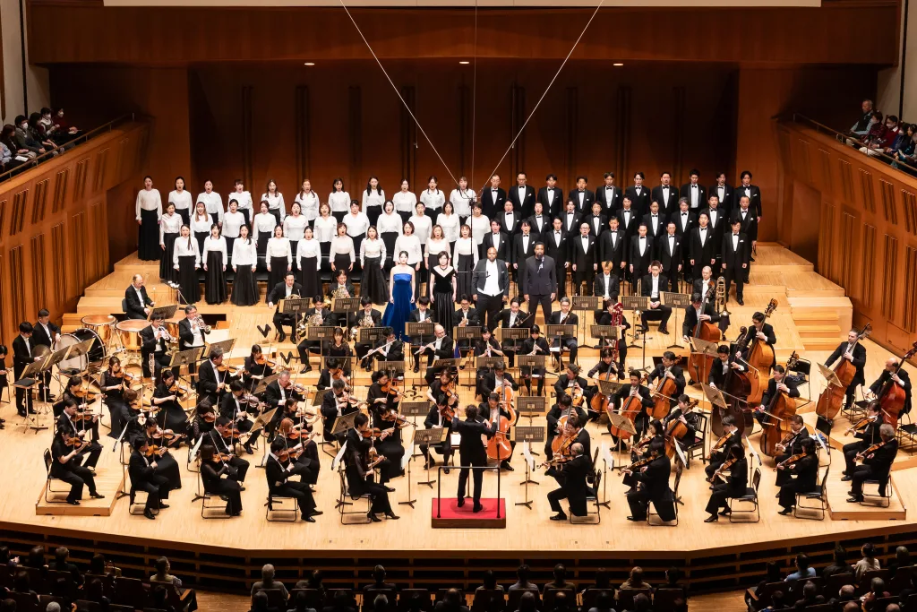 ソリスト、合唱は4楽章の歌唱直前に入場する独自のスタイルを採った＝写真は12月20日 東京芸術劇場　(C)読売日本交響楽団 撮影＝藤本崇