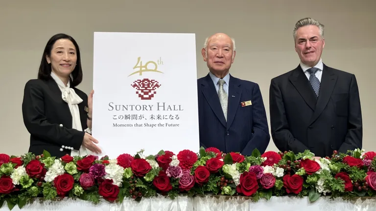 記者会見に登壇した長政友美総支配人、堤剛館長、ダニエル・フロシャウワー ウィーン・フィル楽団長