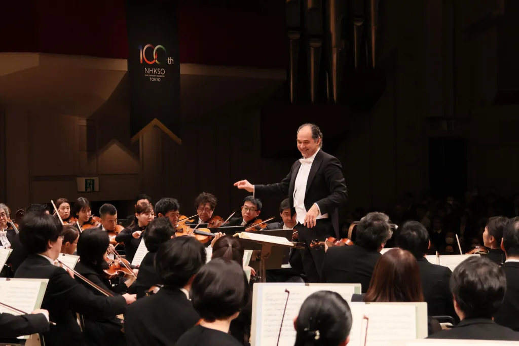 トゥガン・ソヒエフが指揮台に立ち、フランスとロシア音楽からなるプログラムを披露した　写真提供：NHK交響楽団