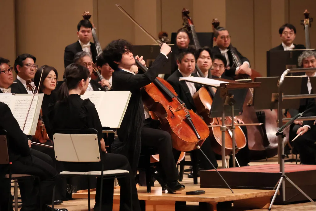 デュティユーのチェロ協奏曲「遥かなる遠い国へ」で独奏を務めた上野通明。オーケストラとよく溶け合うチェロを聴かせた　写真提供：NHK交響楽団