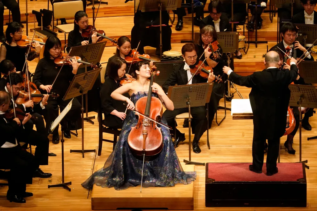 広上淳一が指揮台に立った第777回定期。ファジル・サイのチェロと管弦楽のための協奏曲「Never Give Up」の独奏はカミーユ・トマが務めた　©️山口敦