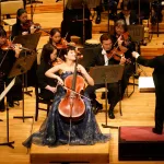 広上淳一が指揮台に立った第777回定期。ファジル・サイのチェロと管弦楽のための協奏曲「Never Give Up」の独奏はカミーユ・トマが務めた　©️山口敦