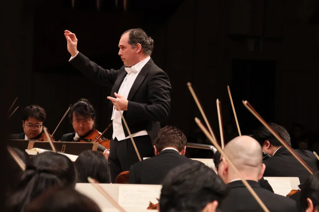 アニバーサリーイヤーの幕開けを飾る1月定期Aプロの指揮台に立ったトゥガン・ソヒエフ　写真提供＝NHK交響楽団