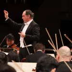 アニバーサリーイヤーの幕開けを飾る1月定期Aプロの指揮台に立ったトゥガン・ソヒエフ　写真提供＝NHK交響楽団