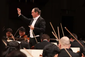 アニバーサリーイヤーの幕開けを飾る1月定期Aプロの指揮台に立ったトゥガン・ソヒエフ　写真提供＝NHK交響楽団