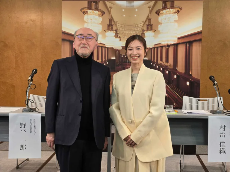 静岡音楽館芸術監督交代発表記者会見に登壇した現芸術監督の野平一郎と、新芸術監督の村治佳織
