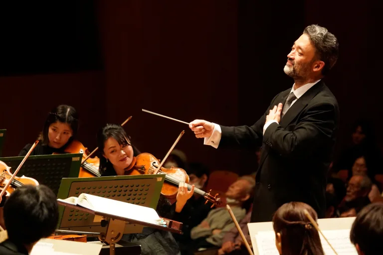 日本フィルの横浜定期に登場したヴィルフリート・和樹・ヘーデンボルク。日本では初めての指揮となる　Ⓒ山口敦