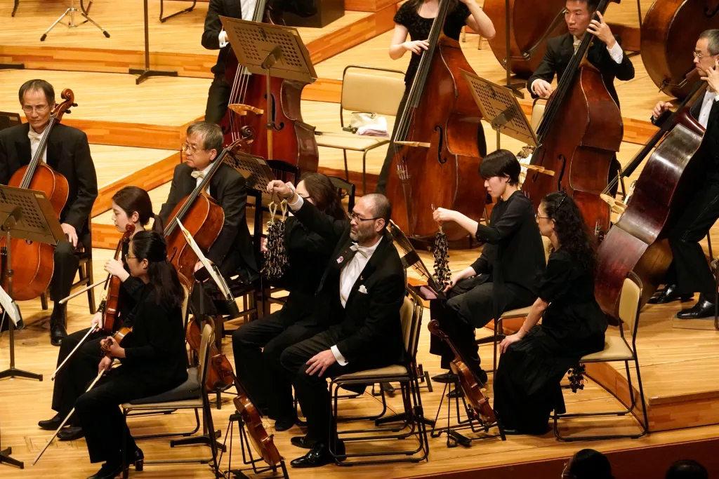 トマが持参した楽器「チャフチャス」を、ヴィオラ奏者が演奏した。こんなところにもトマの思い入れの強さがうかがえる　©️山口敦