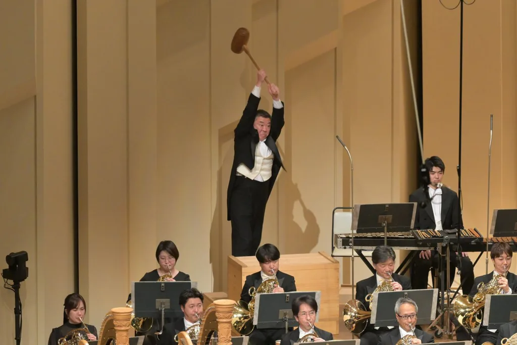 打楽器・竹島悟史による第4楽章でのハンマーの打撃　写真提供＝NHK交響楽団