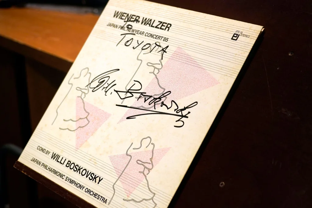 ヴィリー・ボスコフスキーのサイン入りLP。ボスコフスキーが日本フィルで指揮した際に書いたもの（提供：第2ヴァイオリン・豊田早織）　Ⓒ山口敦