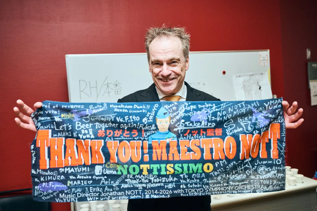 MUZAジルベスターコンサート2025の指揮台に立ったジョナサン・ノット。本公演が、東京交響楽団の音楽監督としてのラストステージだった　©平舘平／ミューザ川崎シンフォニーホール　