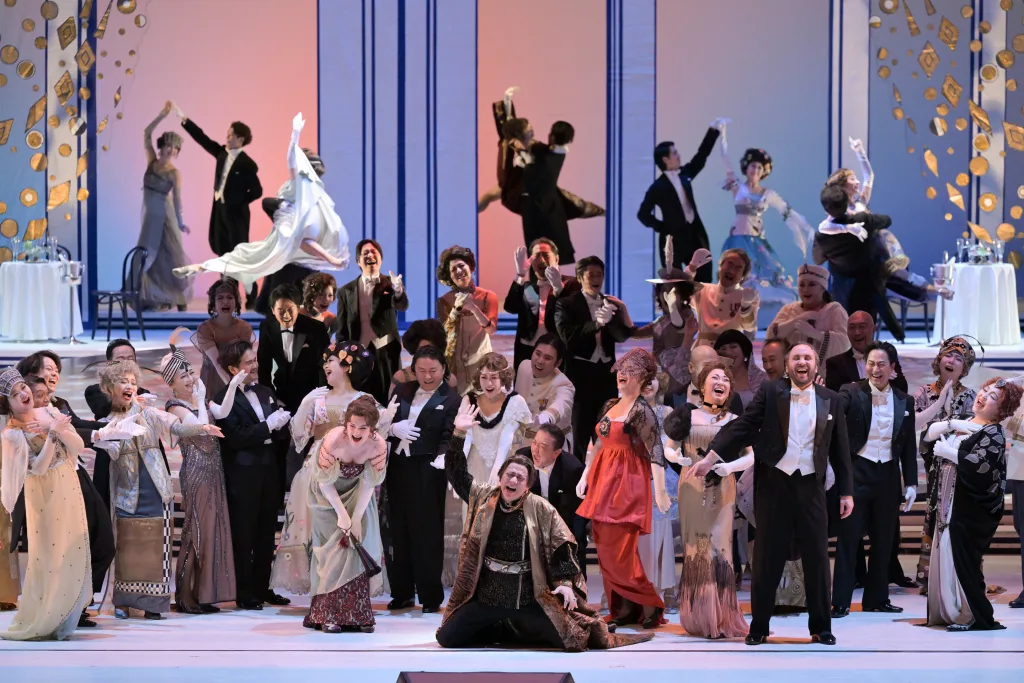 ハインツ・ツェドニク演出、ヨハン・シュトラウスⅡ世「こうもり」　写真：鹿摩隆司　提供：新国立劇場