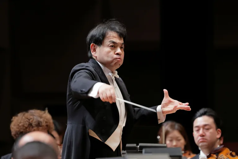 下野竜也が大阪フィルハーモニー交響楽団の第594回定期に登場。バルトークの歌劇「青ひげ公の城」をメインとしたプログラムを披露した（C）飯島隆