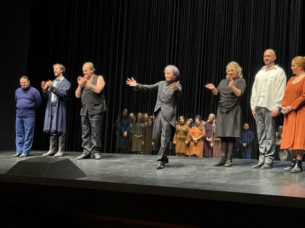 左からダニエル・クリューゲ、ダヴィッド・レイフ、ミヒャエル・フォレ、大野和士、シモーネ・シュナイダー、アッティーロ・グレーザー、カーチャ・ピーヴェック